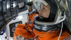 Ilustrasi - Mengapa baju astronaut berwarna oranye? NASA ungkap fungsi penting di balik warna mencolok ini untuk keselamatan misi Artemis II menuju bulan. (Dok. Ist)