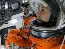 Terkuak, Ini Alasan Baju Astronaut Berwarna Oranye