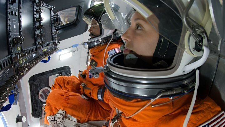 Ilustrasi - Mengapa baju astronaut berwarna oranye? NASA ungkap fungsi penting di balik warna mencolok ini untuk keselamatan misi Artemis II menuju bulan. (Dok. Ist)