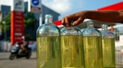 "Pemerintah resmi batasi isi Pertalite dan Solar maksimal 50 liter per hari untuk mobil pribadi. Simak aturan lengkap BPH Migas per April 2026 di sini."