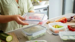 Ilustrasi berbagai jenis buah, sayuran, dan bahan pangan mentah yang disarankan untuk tidak disimpan menggunakan tempat berbahan dasar plastik.