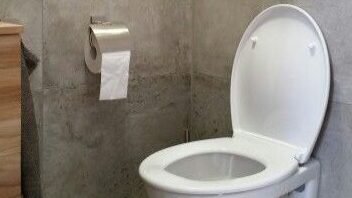 "Sering menunda buang air besar karena sibuk atau toilet kotor? Ketahui 5 bahaya sering menahan BAB, mulai dari sembelit hingga wasir."