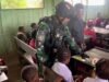 Sambut HUT TNI AU Ke-80, Satgas Yon Parako 466 Pasgat Bagikan Alat Tulis di Pelosok Papua