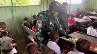 Prajurit TNI membagikan alat tulis dan memberikan motivasi belajar kepada siswa SD Inpres 4 Kampung Luban, Kabupaten Pegunungan Bintang.