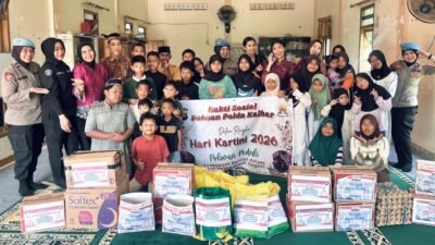 Jajaran Polwan Polda Kalbar saat menyalurkan bantuan kebutuhan pokok dan berinteraksi dengan anak-anak Panti Catur Dharma Yatim Pepabri di Kota Pontianak.