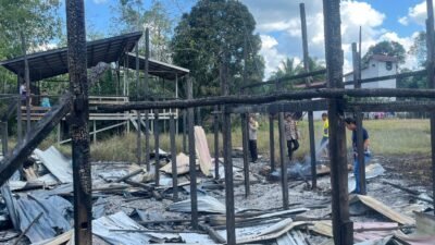 "Sebuah rumah betang di Desa Poring, Kabupaten Melawi hangus dilalap si jago merah pada Jumat (17/4) pagi. Tidak ada korban jiwa dalam musibah ini."