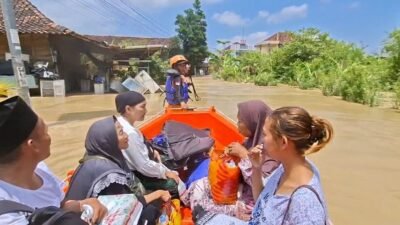 "Banjir melanda Kabupaten Demak akibat tanggul jebol di Guntur dan Kebonagung. Sebanyak 583 jiwa mengungsi dan satu orang dilaporkan hilang."