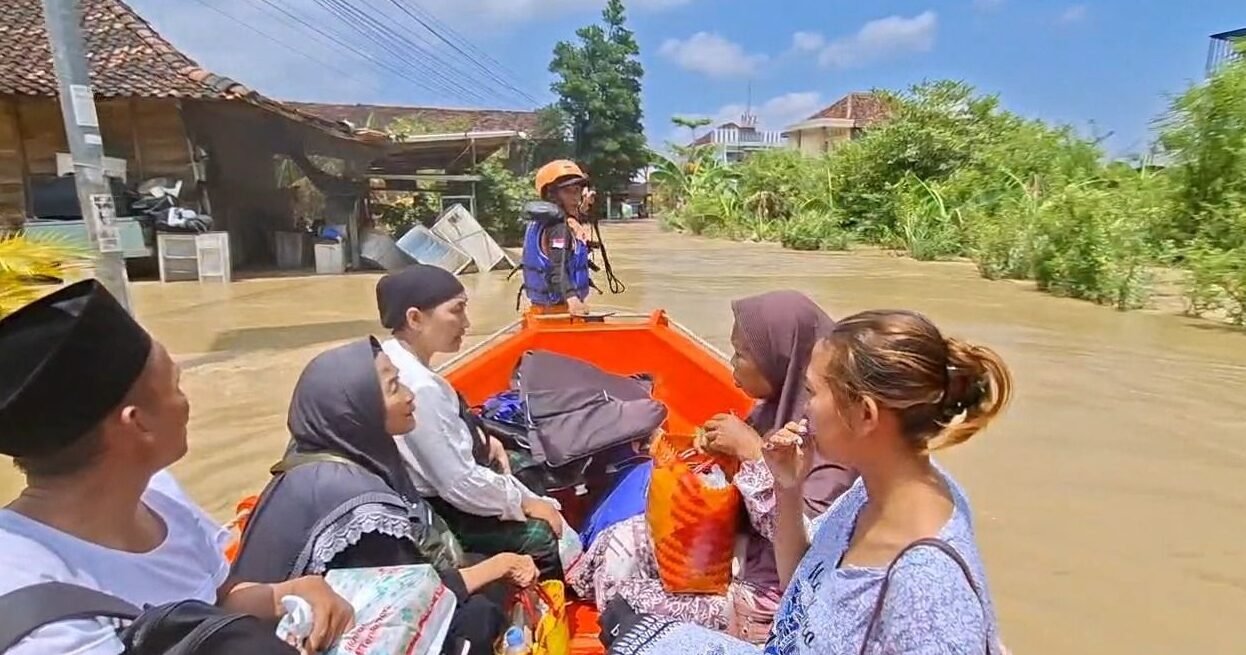 "Banjir melanda Kabupaten Demak akibat tanggul jebol di Guntur dan Kebonagung. Sebanyak 583 jiwa mengungsi dan satu orang dilaporkan hilang."