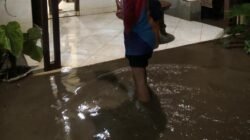 Kondisi rumah warga di salah satu desa di Kabupaten Pasuruan yang terendam banjir luapan Daerah Aliran Sungai Welang pasca hujan lebat.