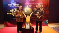 Direktur Utama Bank Kalbar Rokidi dan Gubernur Kalimantan Barat Ria Norsan memamerkan piala dan piagam penghargaan yang diraih pada ajang TOP BUMD Awards 2026 di Jakarta. (Dok. HO/Faktakalbar.id)