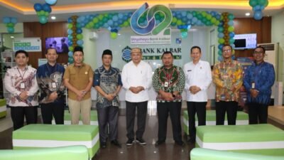Jajaran pimpinan Bank Kalbar Syariah Cabang Pontianak berfoto bersama Kepala Kanwil Kemenag Kalbar dan pengurus BAZNAS Kalbar usai kegiatan Silaturahmi Program Kawan BKS iB di Pontianak. (Dok. HO/Faktakalbar.id)