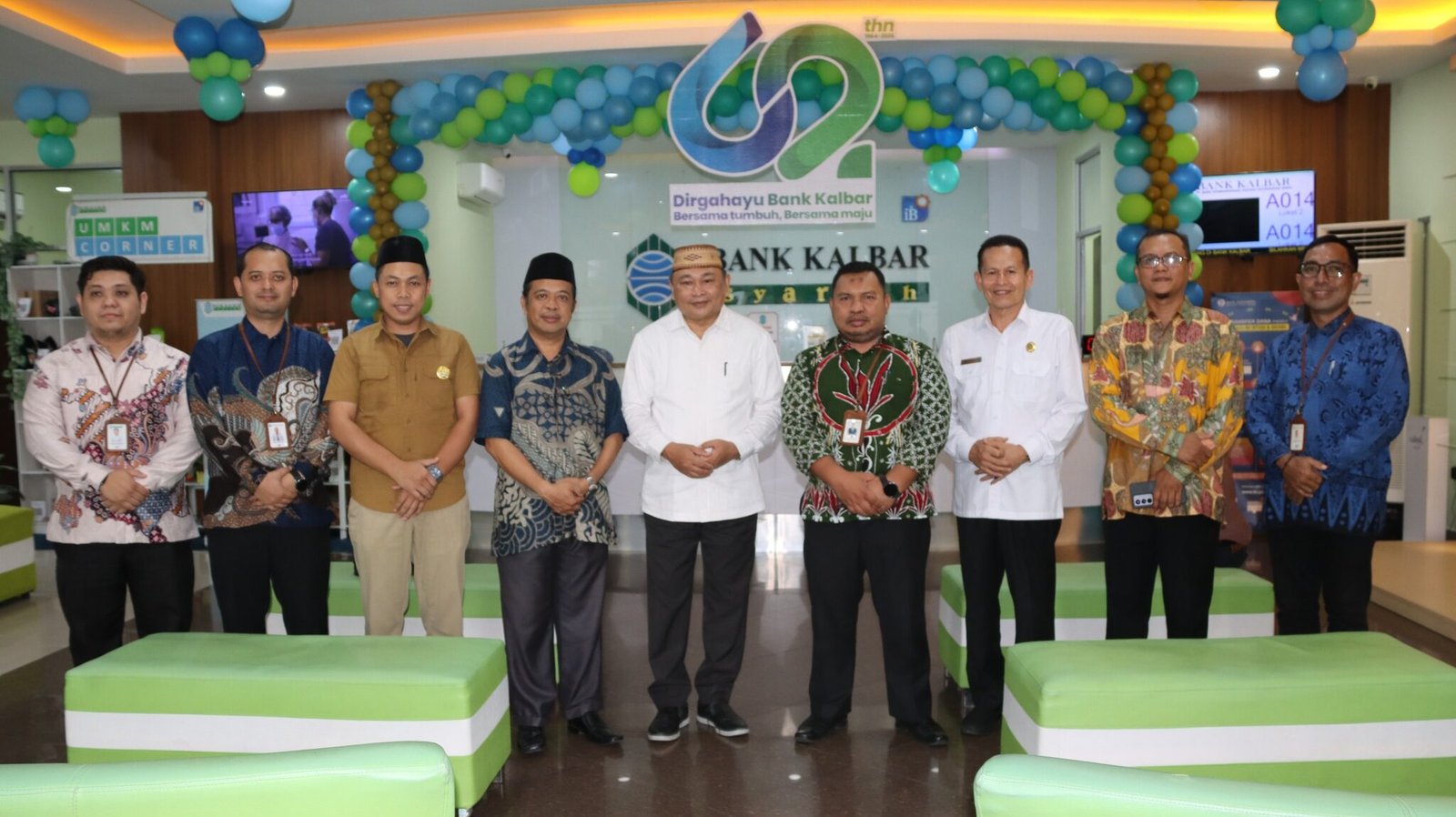 Jajaran pimpinan Bank Kalbar Syariah Cabang Pontianak berfoto bersama Kepala Kanwil Kemenag Kalbar dan pengurus BAZNAS Kalbar usai kegiatan Silaturahmi Program Kawan BKS iB di Pontianak. (Dok. HO/Faktakalbar.id)