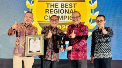Direktur Utama Bank Kalbar Rokidi saat menerima penghargaan Golden Champion dalam ajang Regional Champion 2026 di Solo, Jawa Tengah.
