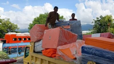 BPBD Kabupaten Flores Timur dan Tim gabungan mendistribusikan bantuan logistik dan peralatan bagi warga terdampak gempabumi di Pulau Adonara, Kecamatan Adonara Timur, Kabupaten Flores Timur, Nusa Tenggara Timur pada Kamis (9/4).