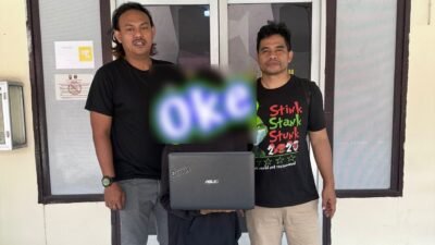 Tersangka dan Perangkat elektronik berupa laptop merek Asus yang berhasil diamankan petugas sebagai barang bukti kasus pembobolan rumah di Kecamatan Ngabang.