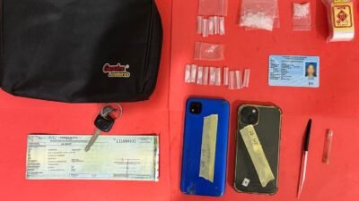 Sejumlah barang bukti berupa 17 paket sabu, alat hisap, telepon genggam, dan mobil dalam operasi penangkapan dua tersangka di Tayan Hulu.