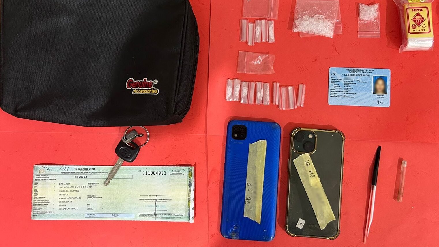 Sejumlah barang bukti berupa 17 paket sabu, alat hisap, telepon genggam, dan mobil dalam operasi penangkapan dua tersangka di Tayan Hulu.