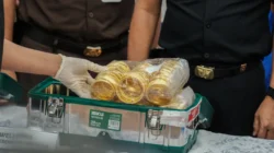 Barang bukti koin dan perhiasan emas hasil sitaan penyelundupan di Kantor Pusat DJBC Jakarta.