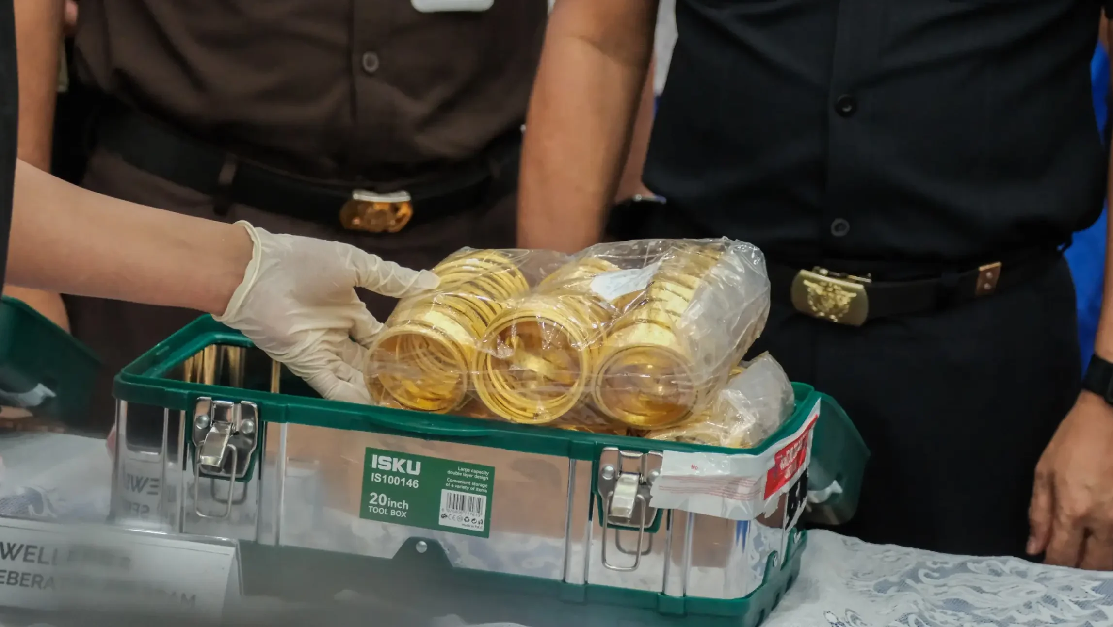 Barang bukti koin dan perhiasan emas hasil sitaan penyelundupan di Kantor Pusat DJBC Jakarta.