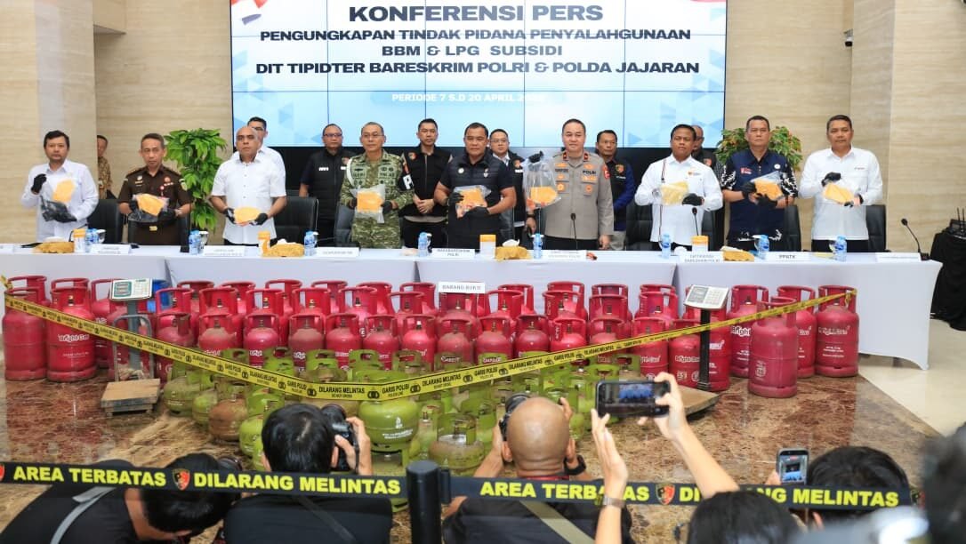 Jajaran pimpinan Bareskrim Polri saat memberikan keterangan pers terkait pengungkapan sindikat kejahatan penyalahgunaan bahan bakar minyak dan gas bersubsidi.
