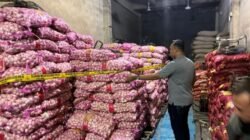 Garis polisi terpasang di area gudang komoditas pasca-pengungkapan kasus penyelundupan puluhan ton pangan ilegal oleh Bareskrim Polri di Pontianak.