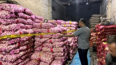 Garis polisi terpasang di area gudang komoditas pasca-pengungkapan kasus penyelundupan puluhan ton pangan ilegal oleh Bareskrim Polri di Pontianak.