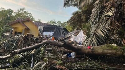 BNPB laporkan rentetan bencana cuaca ekstrem di Indonesia. Angin kencang dan banjir landa Jawa hingga Sulawesi, satu orang tewas di Bone. (Dok: HO/Faktakalbar.id)