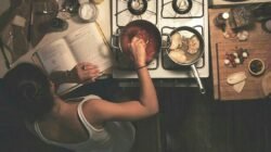 "Memilih resign untuk memulihkan diri dari kelelahan mental? Berikut lima persiapan penting bagi Gen Z yang ingin memulai gaya hidup slow living yang tenang."