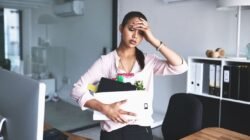 "Melepaskan pekerjaan yang diidamkan karena urusan mendesak keluarga atau kesehatan tentu menyakitkan. Ini lima alasan mengapa keputusan resign ini terasa sangat berat."