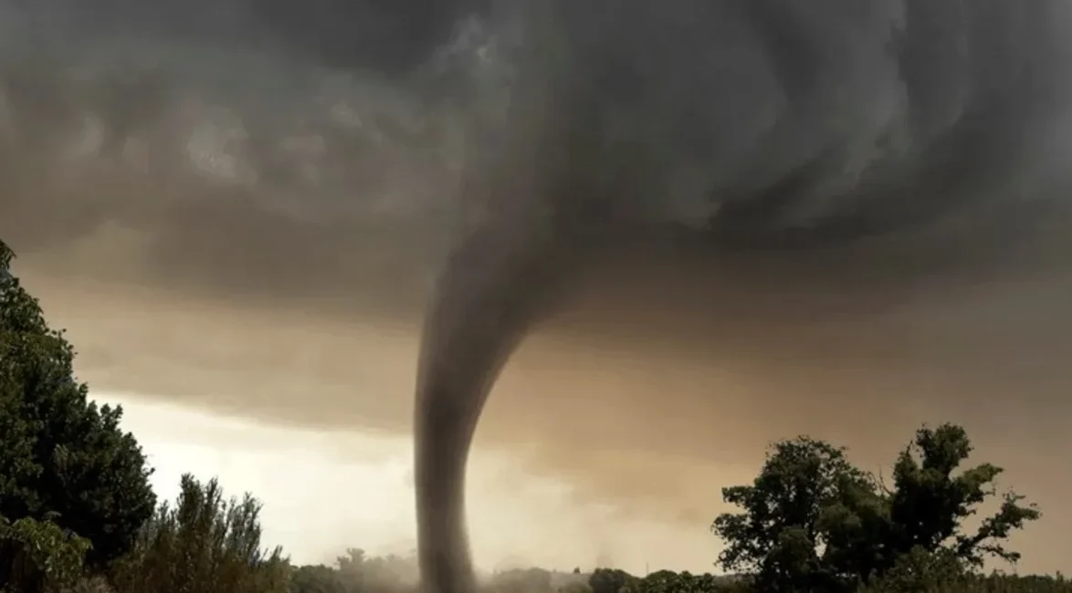 "ILUSTRASI - Bencana angin kencang kerap merusak rumah warga secara tiba-tiba. Ketahui deretan daerah di Kalimantan Barat yang rawan puting beliung berdasarkan data dan riset. "