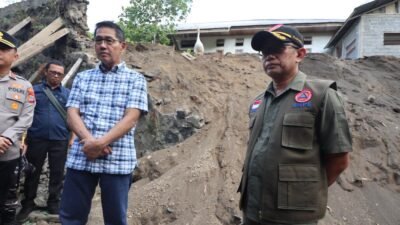 "BNPB tinjau lokasi terdampak gempa M 7,6 di Bitung. Wali Kota Hengky Honandar apresiasi dukungan pusat dalam perbaikan 41 bangunan yang rusak."
