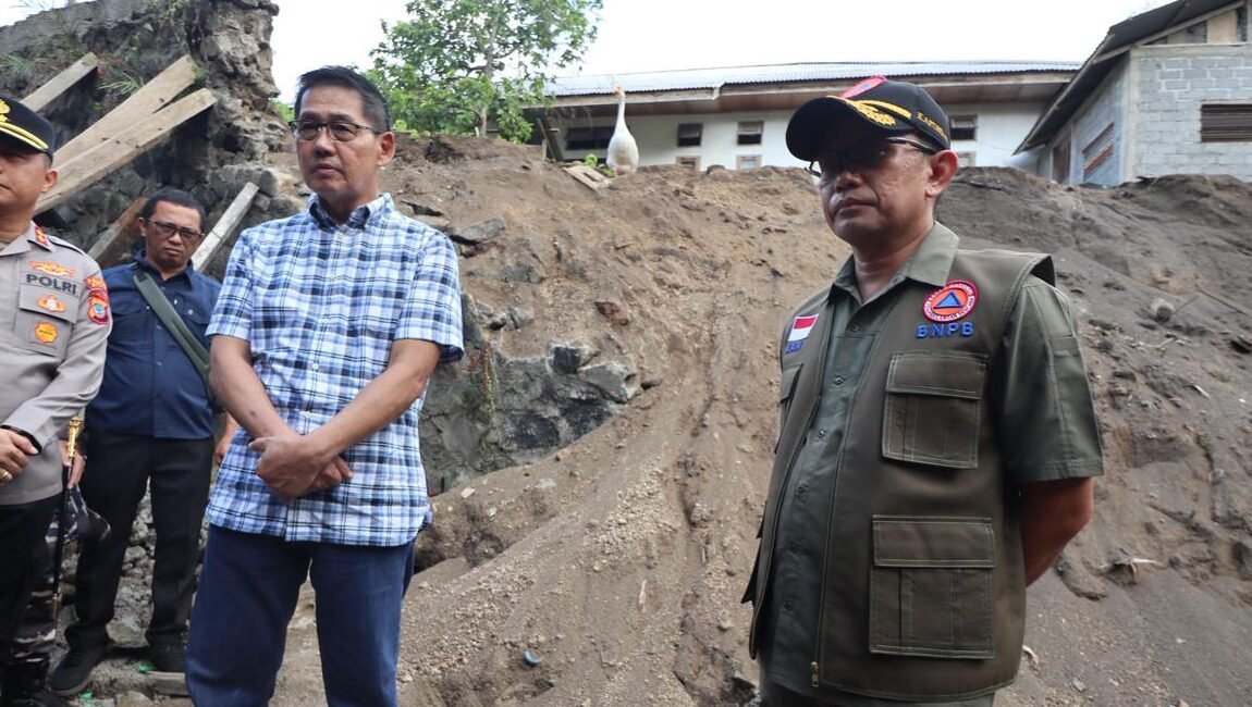 "BNPB tinjau lokasi terdampak gempa M 7,6 di Bitung. Wali Kota Hengky Honandar apresiasi dukungan pusat dalam perbaikan 41 bangunan yang rusak."