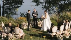 "Semakin banyak Gen Z yang bermimpi menggelar intimate wedding alih-alih resepsi mewah. Ketahui alasan mengapa pernikahan skala kecil lebih diminati generasi ini.: