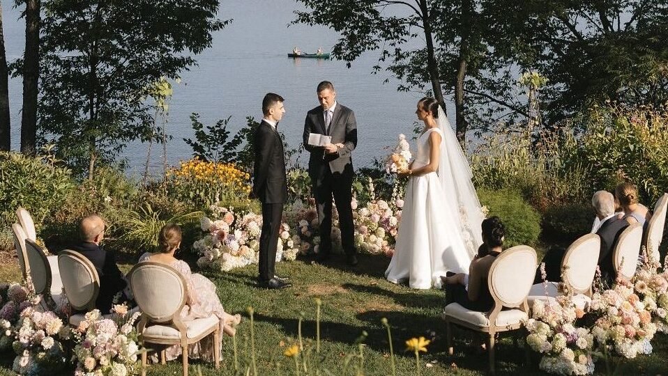 "Semakin banyak Gen Z yang bermimpi menggelar intimate wedding alih-alih resepsi mewah. Ketahui alasan mengapa pernikahan skala kecil lebih diminati generasi ini.: