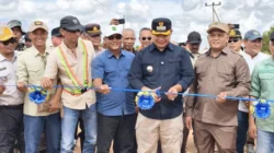 Bupati Ketapang, Alexander Wilyo, saat meresmikan penyelesaian proyek peningkatan infrastruktur jalan daerah di kawasan Desa Pelang pada Sabtu (4/4/2026).