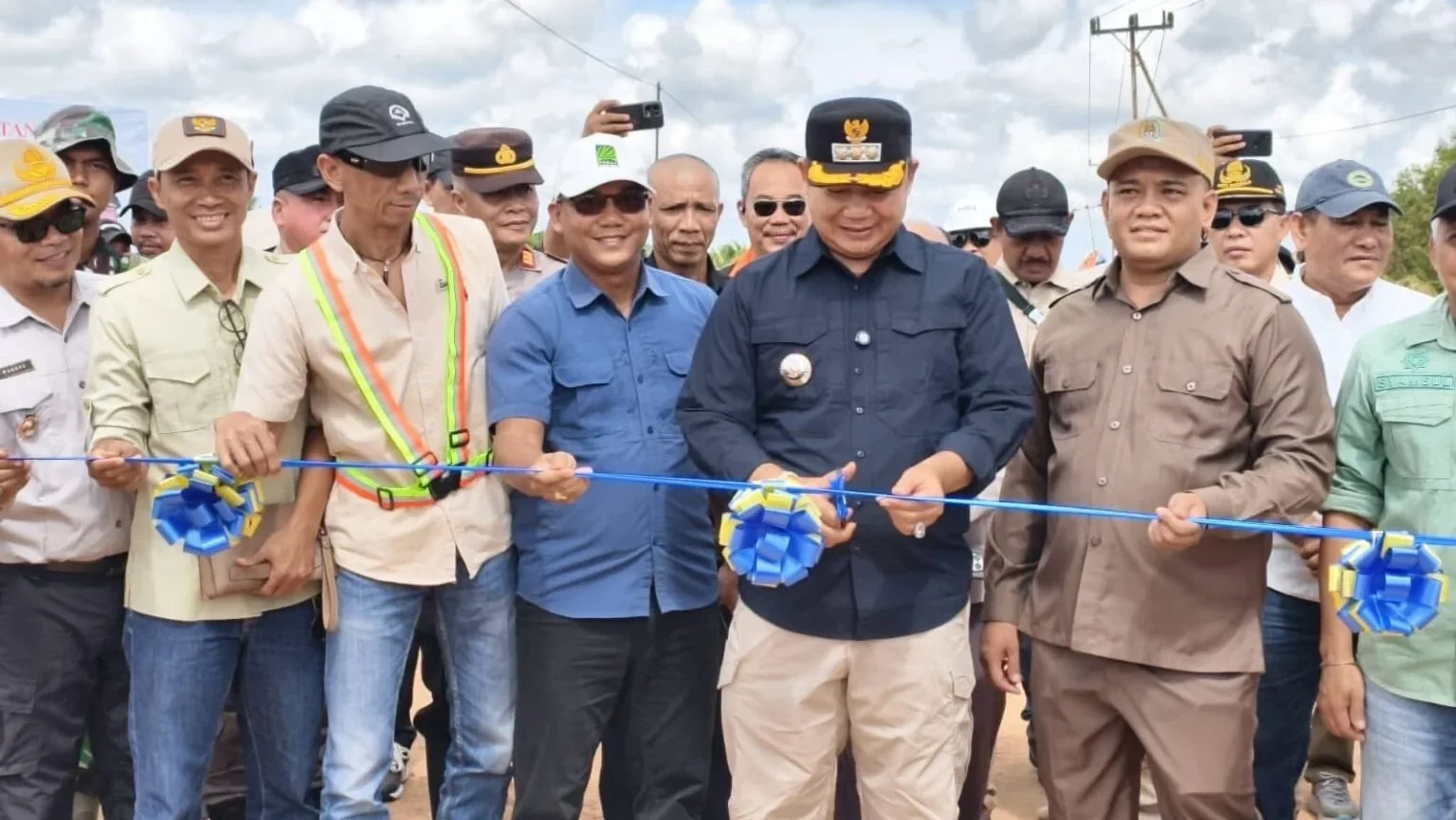 Bupati Ketapang, Alexander Wilyo, saat meresmikan penyelesaian proyek peningkatan infrastruktur jalan daerah di kawasan Desa Pelang pada Sabtu (4/4/2026).
