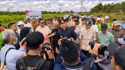Bupati Ketapang, Alexander Wilyo, saat menghadiri agenda peresmian peningkatan proyek infrastruktur jalan daerah di Desa Pelang, Sabtu (4/4/2026).