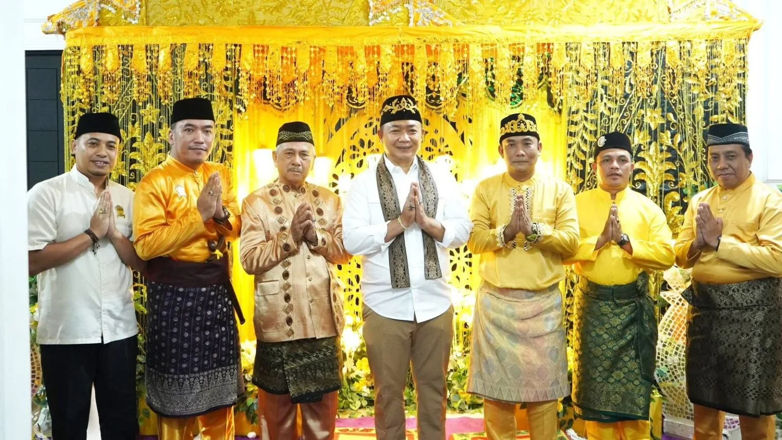 Terima peci kehormatan dari Keraton Matan, Bupati Ketapang tegaskan komitmen jaga adab sejalan dengan Gelar Kanjeng Raden Aryo Tumenggung Darmonagoro.