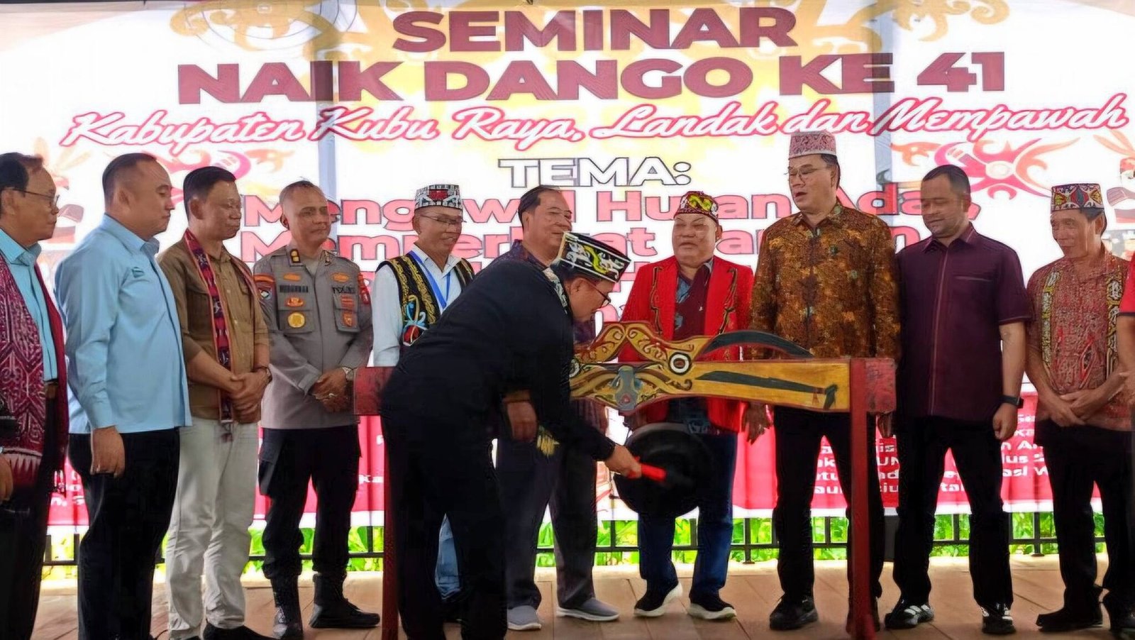 Bupati Kubu Raya Sujiwo berkomitmen menjadikan Rumah Betang Lingga sebagai cagar budaya dan destinasi wisata untuk pelestarian adat serta dukung UMKM lokal.