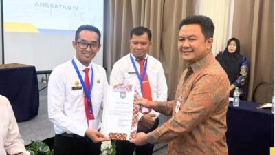 Camat Air Upas, Samson Nopen, menerima secara simbolis piagam penghargaan sebagai Peserta Terbaik III dalam Pendidikan dan Pelatihan Kepamongprajaan di Jakarta. (Dok. HO/Faktakalbar.id)