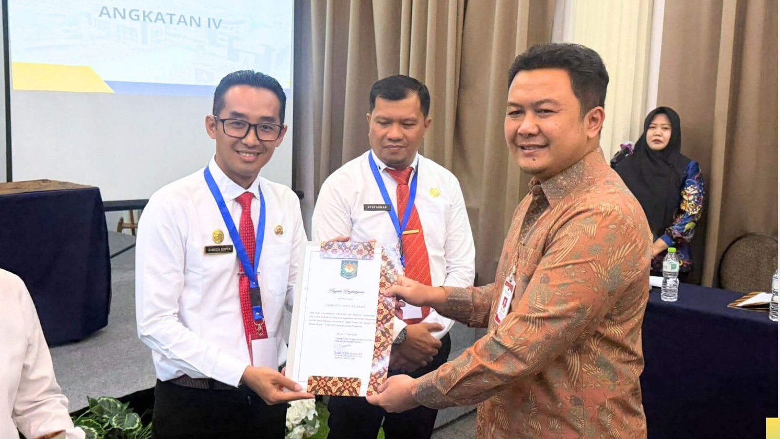 Camat Air Upas, Samson Nopen, menerima secara simbolis piagam penghargaan sebagai Peserta Terbaik III dalam Pendidikan dan Pelatihan Kepamongprajaan di Jakarta. (Dok. HO/Faktakalbar.id)