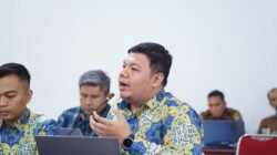 "Program KREASI Ketapang tuntaskan tahun pertama dengan target 100 persen. Simak ulasan mengenai sinergi peningkatan mutu guru dan dukungan anggaran pendidikan."