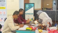 Suasana pelayanan cek kesehatan gratis bagi nasabah di area UMKM Corner Bank Kalbar Kantor Cabang Utama (KCU) dalam rangka memeriahkan HUT ke-62 Bank Kalbar. (Dok. HO/Faktakalbar.id)