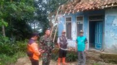 Petugas gabungan dari BPBD bersama warga setempat bergotong royong membersihkan material pohon tumbang yang menimpa permukiman pascacuaca ekstrem melanda Cilacap.