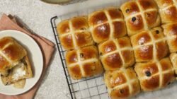 "Menjelajahi tradisi kuliner Paskah global! Simak 5 kue ikonik mulai dari Hot Cross Buns Inggris hingga Colomba di Pasqua Italia yang kaya makna."