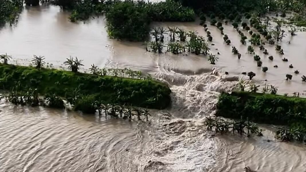 Kondisi permukiman warga yang terendam luapan Sungai Tuntang akibat curah hujan tinggi dan jebolnya sejumlah tanggul di Kabupaten Demak, Jawa Tengah.