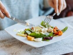 Sering Dianggap Sepele, Ini 5 Dampak Berbahaya Jika Kamu Terus Menghindari Jam Makan Siang