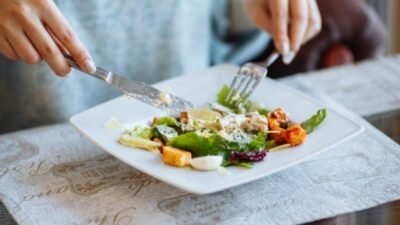 "Jangan anggap remeh! Ini 5 dampak buruk jika Anda sering menghindari jam makan siang, mulai dari penurunan konsentrasi hingga risiko stres kortisol."