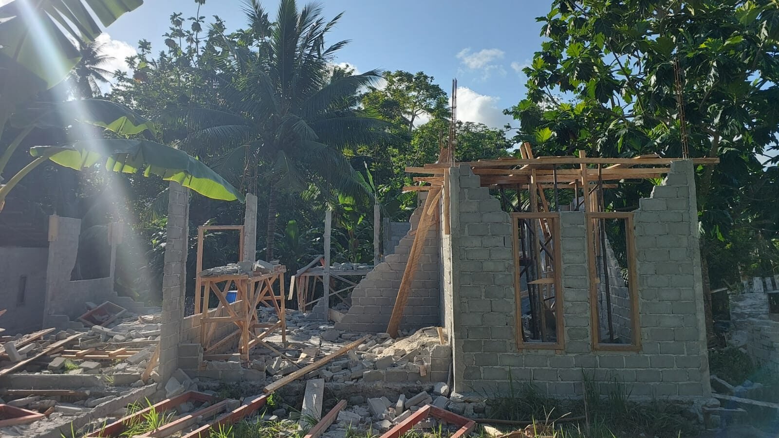 Potret kondisi kerusakan salah satu struktur bangunan publik yang terdampak guncangan hebat gempa bumi berkekuatan magnitudo 7,6.