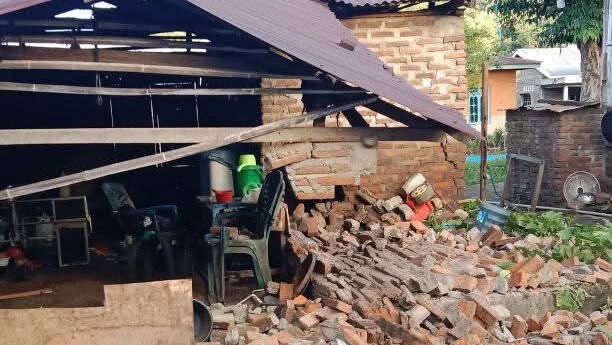 Kondisi rumah warga terdampak gempa di Desa Terong, Kecamatan Adonara Timur, Kabupaten Flores Timur, Nusa Tenggara Timur pada Kamis (9/4). (Dok. BPBD Kabupaten Flores Timur)
